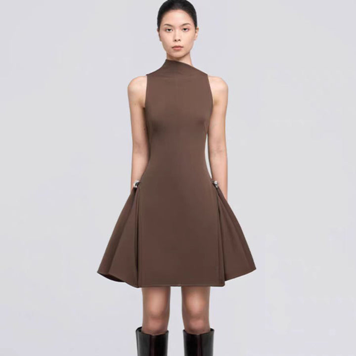 Metal buckle symmetrical pleated sleeveless short skirt with waist cinching dress